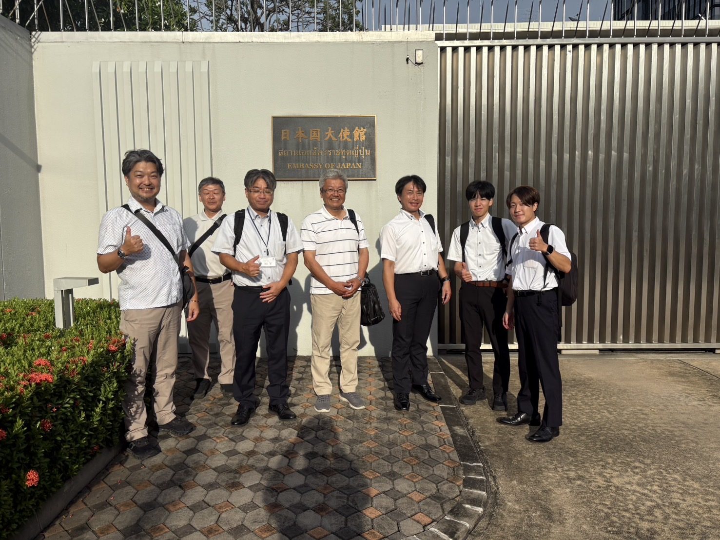 在タイ日本大使館前にて